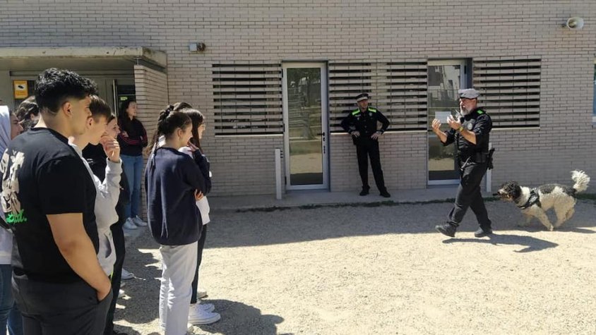 L'agent caní Mitu també va participar a la sessió