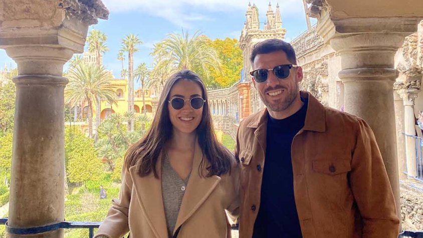 La Patrícia, amb la seva parella, a Sevilla