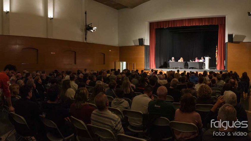 La sala de la societat, plena de veïns i veïnes