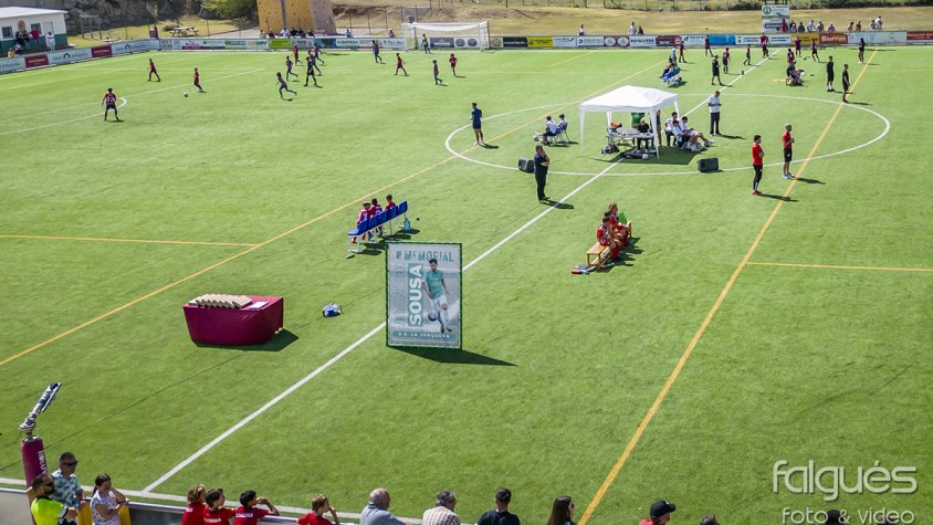 Centenars de persones van passar pel camp de futbol municipal de la Jonquera