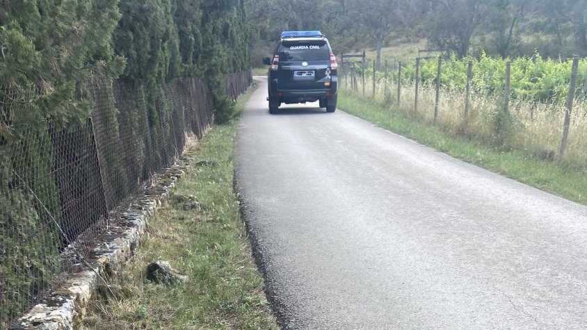 Una patrulla de la benemèrita a Agullana, en direcció Darnius per la muntanya