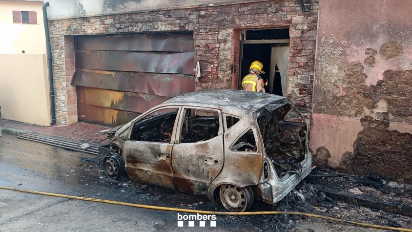 El vehicle i un dels immobles afectats