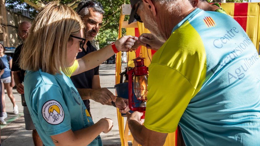 Membres del CEJ i del CEA a la plaça de la Jonquera
