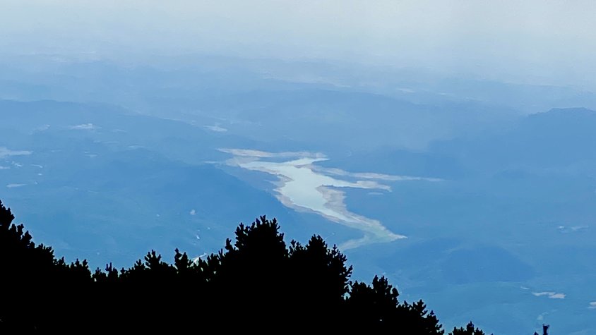 Imatge general del pantà que denota el baix nivell de l'aigua