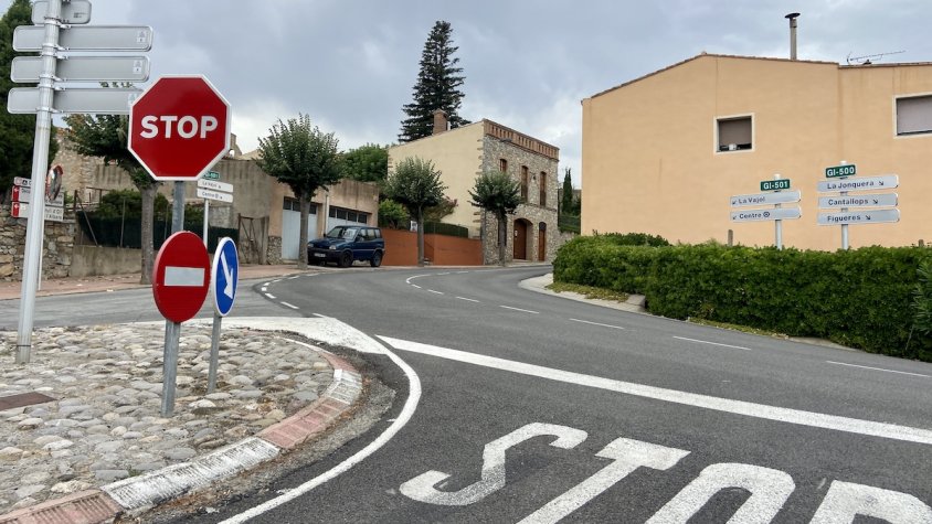 És l'encreuament entre les tres principals carreteres d'accés al poble