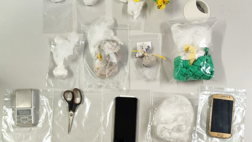 La droga i el material que els agents van confiscar a l'arrestat (cliqueu per ampliar)