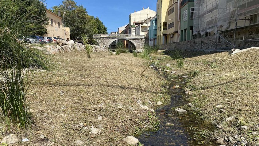 El Llobregat al seu pas pel centre urbà de la Jonquera ahir 1 de setembre de 2023