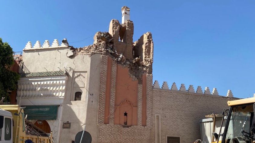 La mesquita de Marràqueix, ensorrada (cliqueu per ampliar, i vegeu imatge següent)