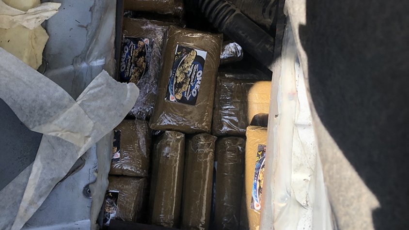 La droga estava amagada en un rerefons (cliqueu per ampliar)