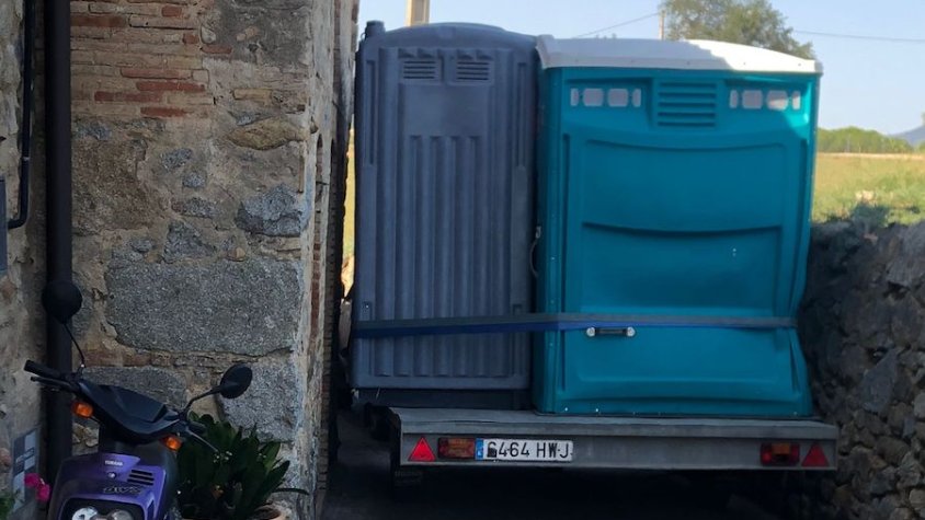 Un dels tràilers, encallat a mig carrer (cliqueu per ampliar)