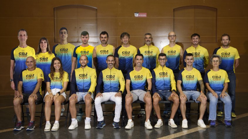 Foto de grup dels dos equips jonquerencs que participaran a l'Oncotrail 2023