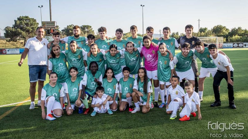 Els jonquerencs van saltar al camp acompanyat de les jugadores del club