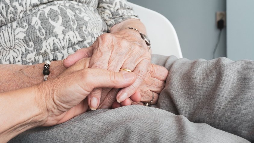 La cura de persones grans o amb malalties cròniques pot comportar un gran estrès