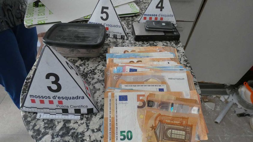 Els diners en efectiu i la droga que van trobar al bloc