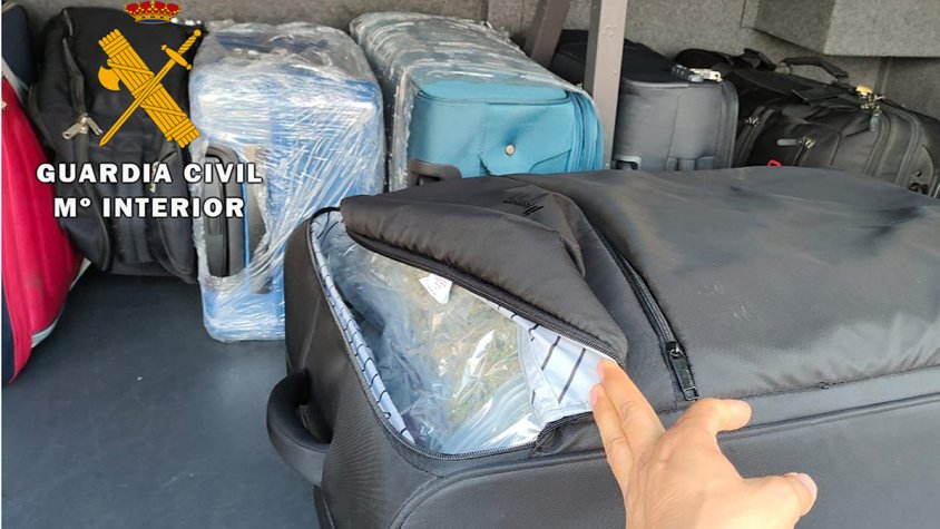 La maleta de l'arrestat, amb la droga a dins
