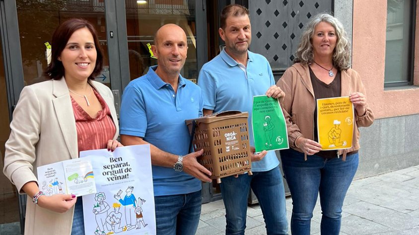 Membres del govern amb el material que s'utilitzarà