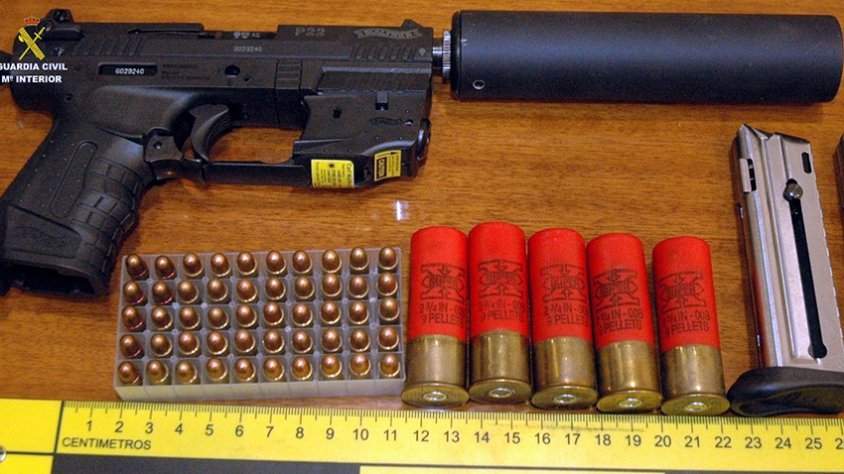 L'arma i la munició intervingudes