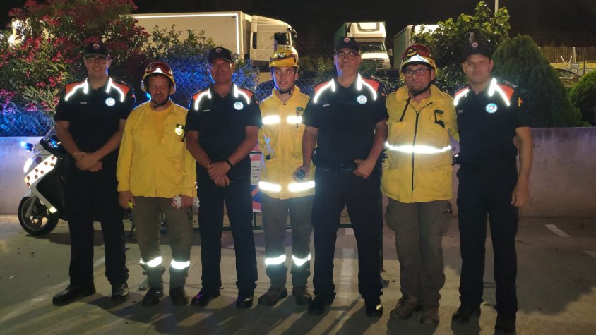 Picornell, a la dreta, amb altres membres de Protecció Civil i voluntaris ADF