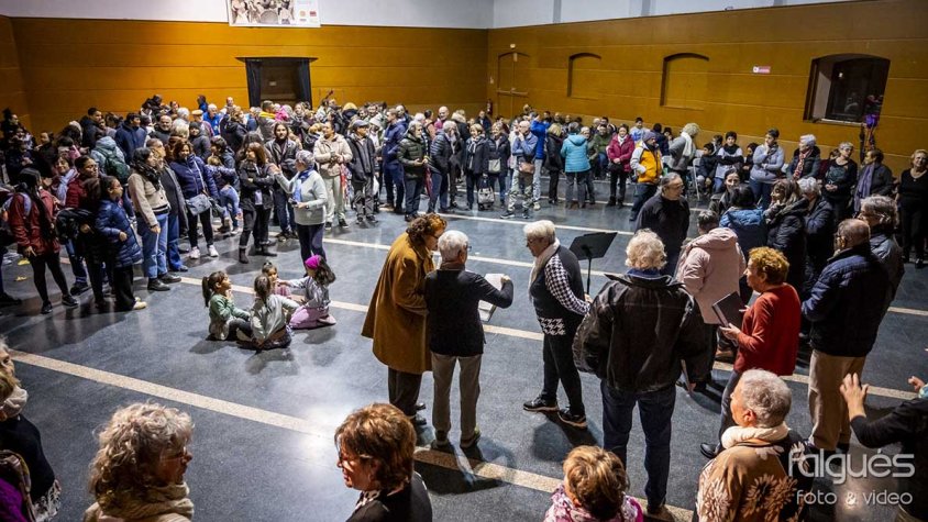 Hi van participar desenes de persones de totes les edats