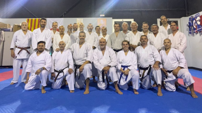 Bona part de l'equip jonquerenc, a la sala polivalent, on entrenen