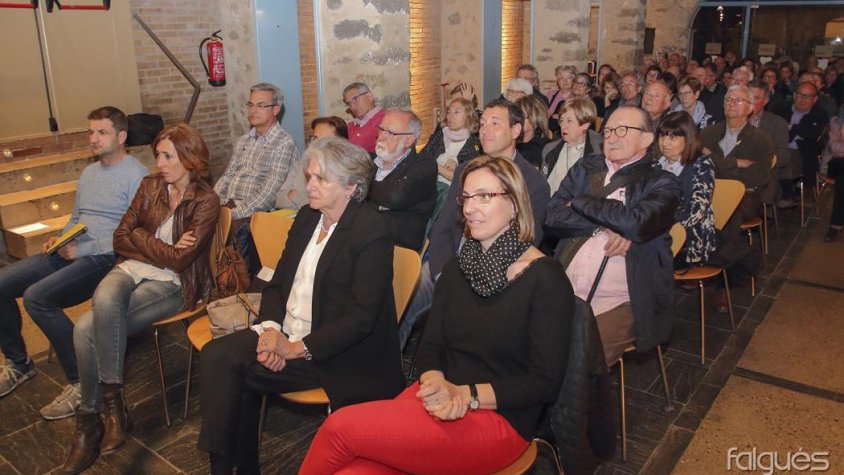 La sala es va omplir de gom a gom