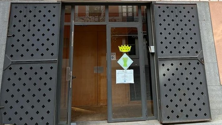 Una bandera contra la violència masclista va onejar al balcó de l'Ajuntament