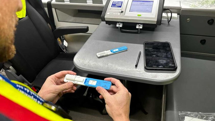 Imatge d'arxiu d'un mosso fent un control de drogues