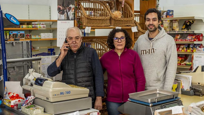 En Juan i l'Anna amb el seu fill Adrià, que continuarà treballant al supermercat