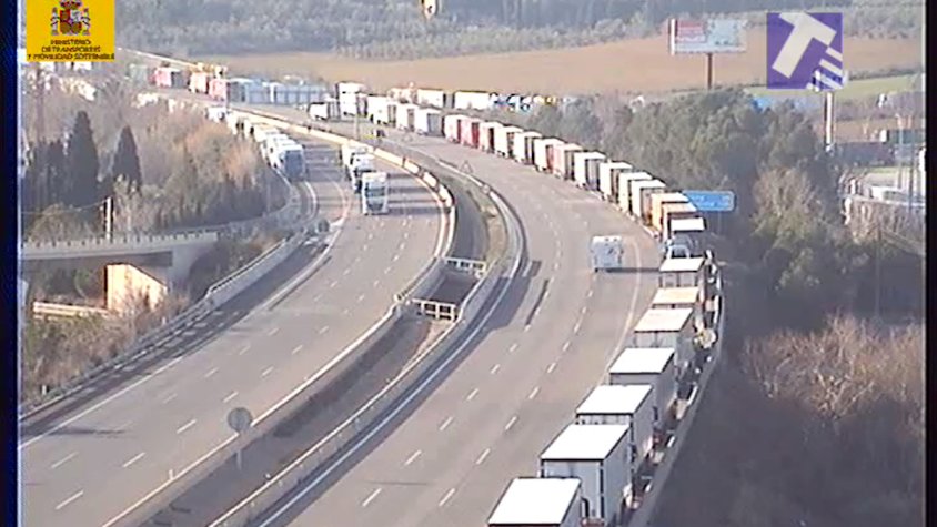 Desenes de camions, aquest migdia, esperan que es reobrís la via a l'alçada de Figueres