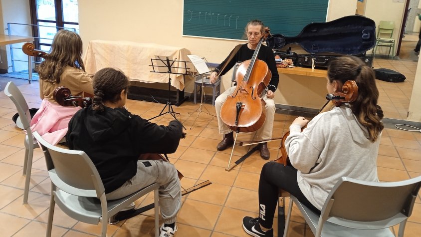 L'Anna impartint classes a alguns dels seus alumnes