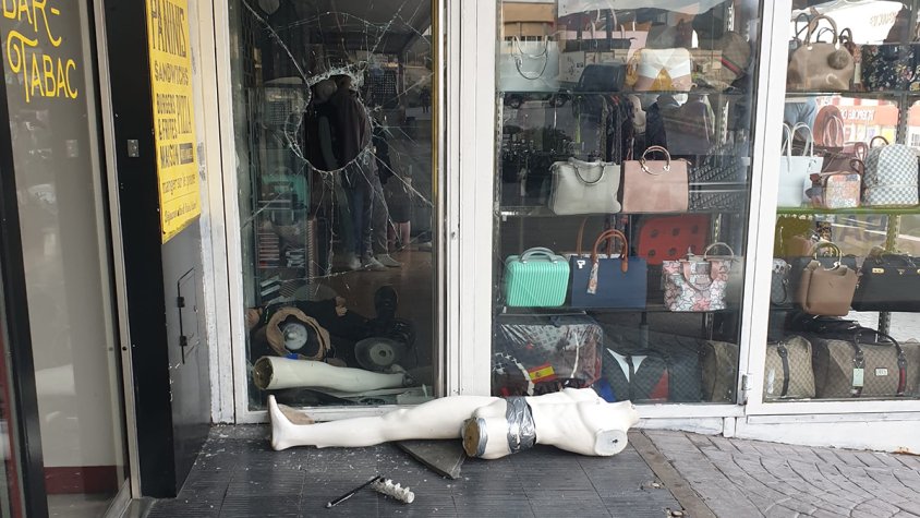 Els lladres han provocat diversos desperfectes al local (cliqueu per ampliar)