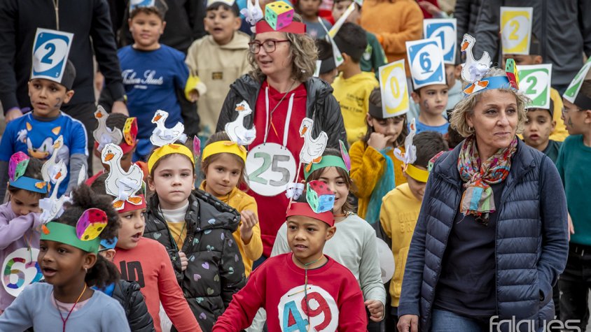 Els nens i nenes van desfilar cofois pels carrers de la vila