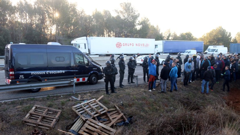 L'AP-7, molt col·lapsada, va patint talls intermitens que la saturen