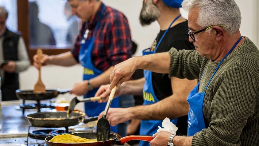 Els mestres xuiers van fer les truites als baixos de l'ajuntament