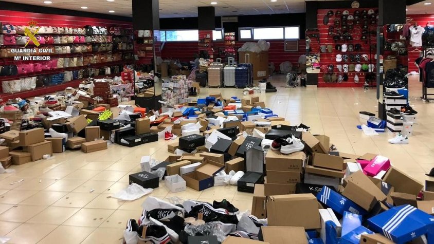 L'establiment, amb el material falsificat