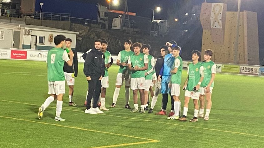 Arnau Liesa, en una imatge d'arxiu, amb un grup de jugadors