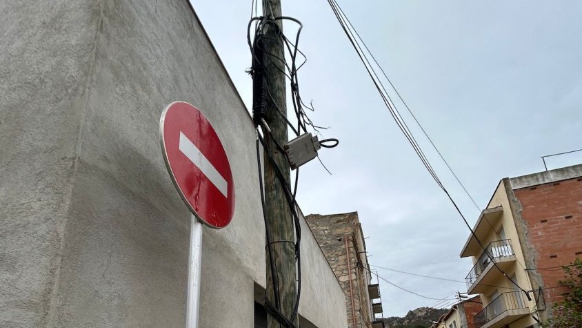 Cables tallats al principi del carrer Migdia (cliqueu per ampliar)