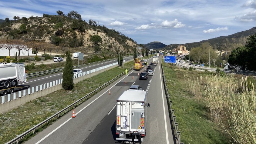 La grua ja treballa per retirar el vehicle