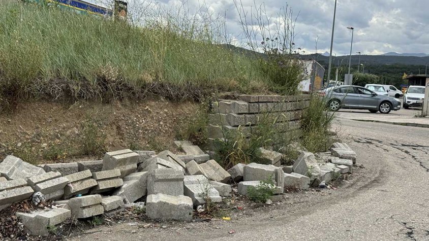 Rotonda central del polígon Mas Morató a finals de juny de 2024