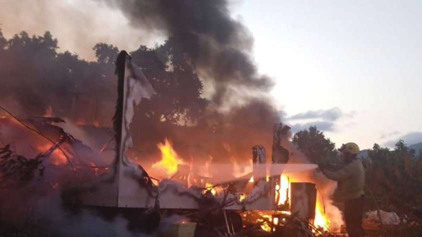 Els Bombers treballant en l'incendi de la barraca de Cantallops,