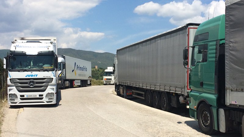 Camions aparcats a la Jonquera. Imatge d'arxiu no vinculable a la notícia.