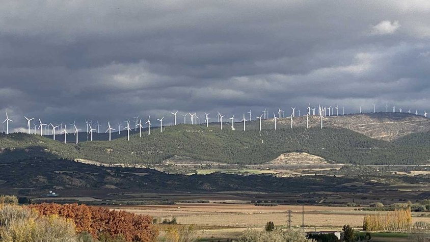 Parc eòlic a Navarra. El Govern autoritza la construcció del parc eòlic Galatea a la Jonquera que inclou nou molins de vent.