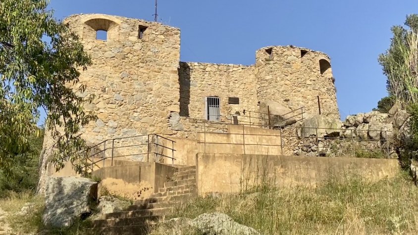 La torre de Carmanxel està ubicada a l'extrem oriental del nucli històric