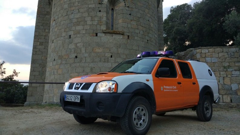 Voluntaris de Protecció Civil de la Jonquera ajuden en el trasllat urgent d'un campament. Imatge d'arxiu.