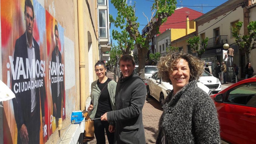 Els membres de l'agrupació van aprofitar per penjar cartells al poble