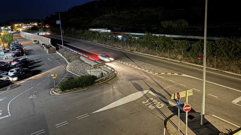 Sense enllumenat des de fa dies al tram més urbà de la N2. Image d'avui dimarts a les 22.19 h