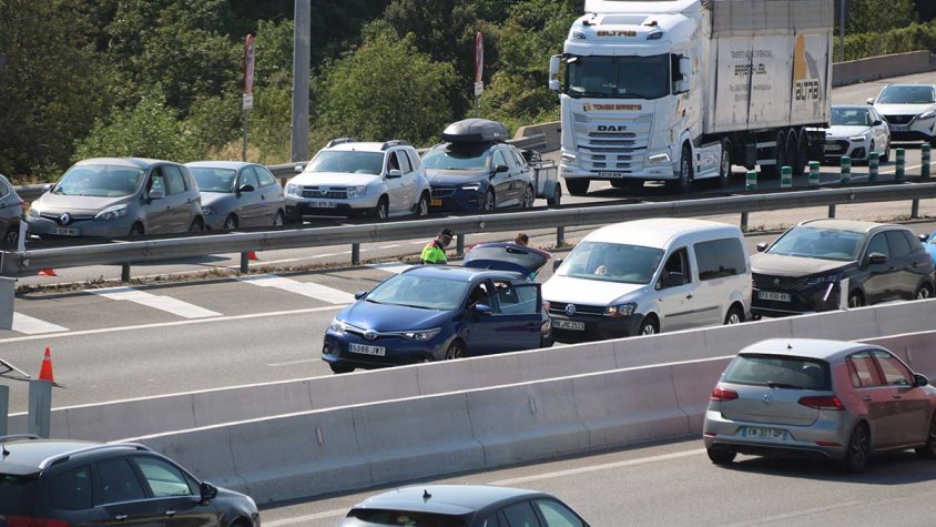 L'operació 'gàbia' per localitzar Puigdemont genera retencions a la Jonquera