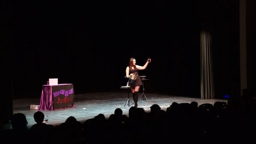 La jonquerenca, en plena representació