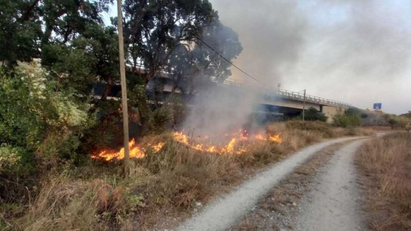 Incendi de vegetació a la Jonquera ja controlat