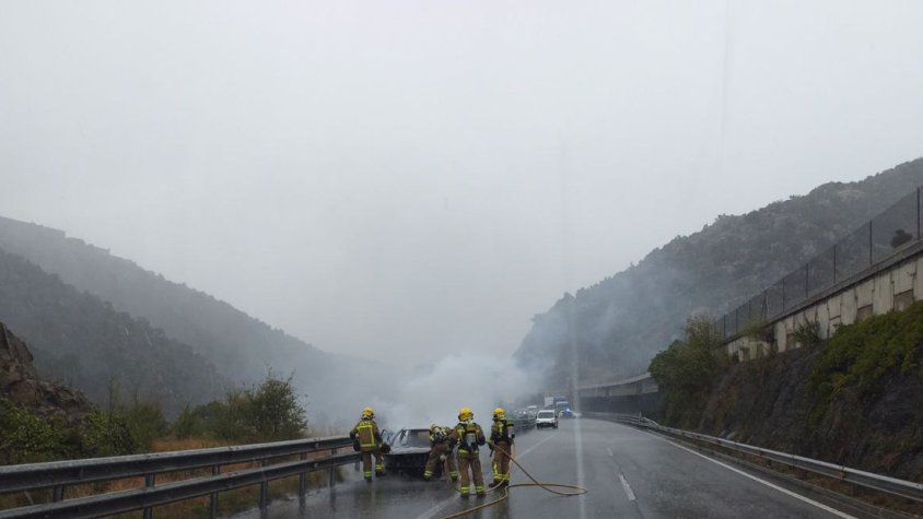 Incendiat un vehicle a l'AP-7 al Portús